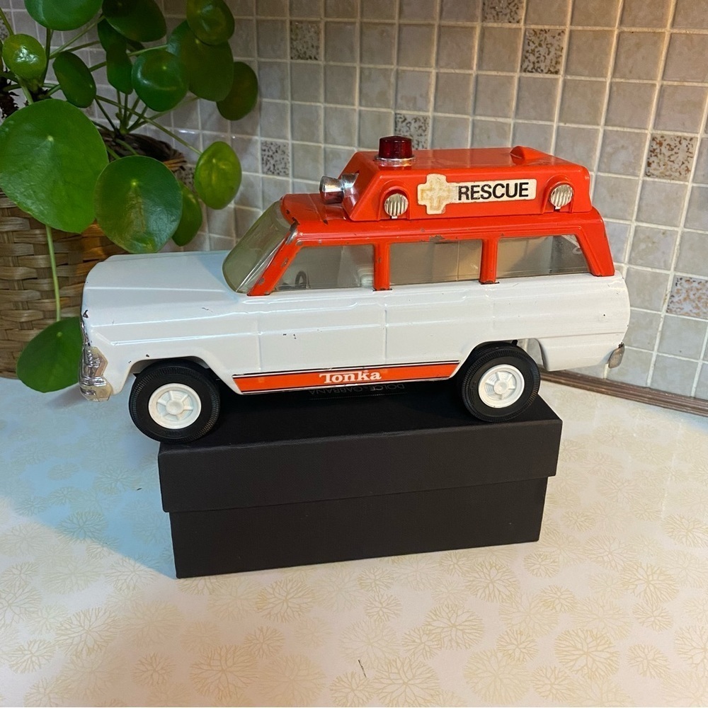 Tonka Vintage 70s toy Jeep Wagoneer rescue ambulance 9”